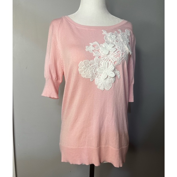 Laura Petites NWOT Soft Pink Sweater w/ Gorgeous White Flower Embellishments!! - Picture 1 of 10